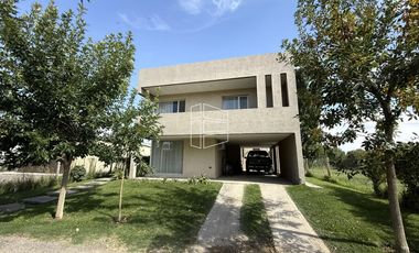 Venta - Casa de Nivel gerencial en Barrio Privado Jockey - C116