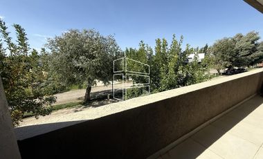 Venta - Casa de Nivel gerencial en Barrio Privado Jockey - C116