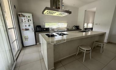 Venta - Casa de Nivel gerencial en Barrio Privado Jockey - C116