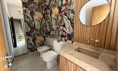 Venta - Casa de Nivel gerencial en Barrio Privado Jockey - C116