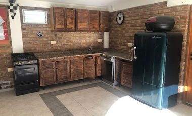 Casa rural con alma de finca. a 4 km de la capital. Mendoza. Rivadavia. terreno 8000 m2