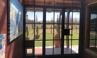Casa rural con alma de finca. a 4 km de la capital. Mendoza. Rivadavia. terreno 8000 m2