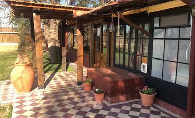 Casa rural con alma de finca. a 4 km de la capital. Mendoza. Rivadavia. terreno 8000 m2