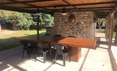 Casa rural con alma de finca. a 4 km de la capital. Mendoza. Rivadavia. terreno 8000 m2
