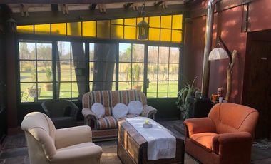 Casa rural con alma de finca. a 4 km de la capital. Mendoza. Rivadavia. terreno 8000 m2