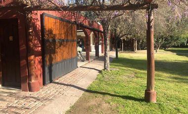 Casa rural con alma de finca. a 4 km de la capital. Mendoza. Rivadavia. terreno 8000 m2