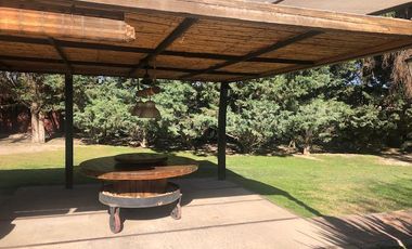 Casa rural con alma de finca. a 4 km de la capital. Mendoza. Rivadavia. terreno 8000 m2