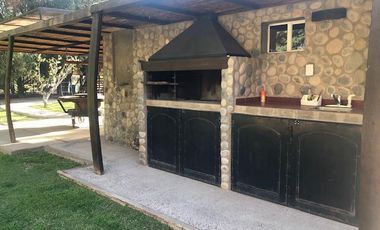 Casa rural con alma de finca. a 4 km de la capital. Mendoza. Rivadavia. terreno 8000 m2