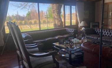 Casa rural con alma de finca. a 4 km de la capital. Mendoza. Rivadavia. terreno 8000 m2