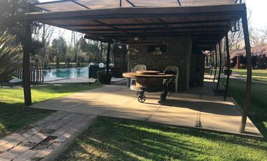 Casa rural con alma de finca. a 4 km de la capital. Mendoza. Rivadavia. terreno 8000 m2