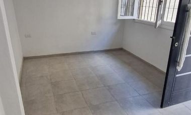 ALQUILER CASA 1 DORMITORIO CON PATIO