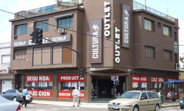 Edificio Comercial en  Avenida Hipólito Yrigoyen