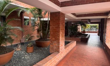 SE ALQUILA AMPLIO APARTAMENTO 136 M2 EN PRADOS DEL NORTE CON 2 PARQUEADEROS Y DEPOSITO