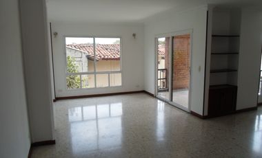 SE ALQUILA AMPLIO APARTAMENTO 136 M2 EN PRADOS DEL NORTE CON 2 PARQUEADEROS Y DEPOSITO