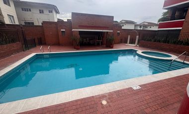 SE ALQUILA AMPLIO APARTAMENTO 136 M2 EN PRADOS DEL NORTE CON 2 PARQUEADEROS Y DEPOSITO