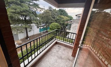 SE ALQUILA AMPLIO APARTAMENTO 136 M2 EN PRADOS DEL NORTE CON 2 PARQUEADEROS Y DEPOSITO