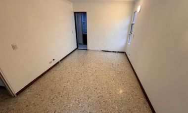 SE ALQUILA AMPLIO APARTAMENTO 136 M2 EN PRADOS DEL NORTE CON 2 PARQUEADEROS Y DEPOSITO