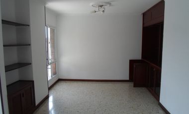 SE ALQUILA AMPLIO APARTAMENTO 136 M2 EN PRADOS DEL NORTE CON 2 PARQUEADEROS Y DEPOSITO