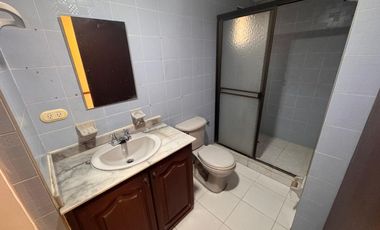 SE ALQUILA AMPLIO APARTAMENTO 136 M2 EN PRADOS DEL NORTE CON 2 PARQUEADEROS Y DEPOSITO