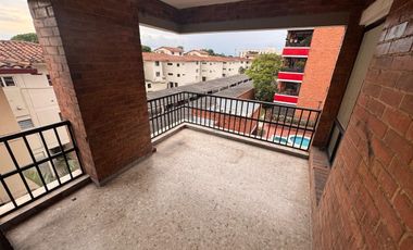 SE ALQUILA AMPLIO APARTAMENTO 136 M2 EN PRADOS DEL NORTE CON 2 PARQUEADEROS Y DEPOSITO