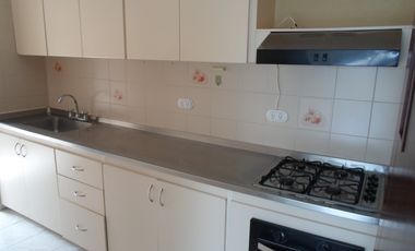 SE ALQUILA AMPLIO APARTAMENTO 136 M2 EN PRADOS DEL NORTE CON 2 PARQUEADEROS Y DEPOSITO