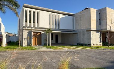 CASA CON ALBERCA Y 4 HAB. EN VENTA EN PUNTA TIBURÓN