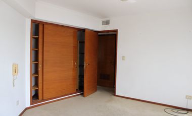 AVDA DEL HUERTO  1115.  Piso exclusivo vista al rio. Amenities. Cochera.