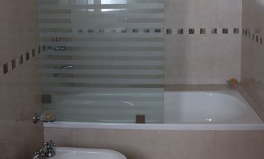 AVDA DEL HUERTO  1115.  Piso exclusivo vista al rio. Amenities. Cochera.