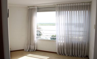 AVDA DEL HUERTO  1115.  Piso exclusivo vista al rio. Amenities. Cochera.