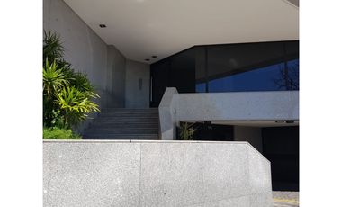 AVDA DEL HUERTO  1115.  Piso exclusivo vista al rio. Amenities. Cochera.