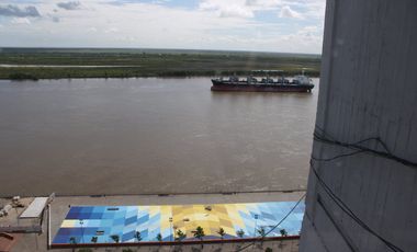 AVDA DEL HUERTO  1115.  Piso exclusivo vista al rio. Amenities. Cochera.