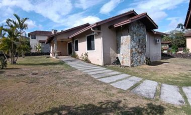 VENDO CASA 3HAB/4BA BOQUETE