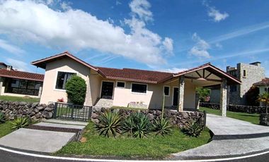 VENDO CASA 3HAB/4BA BOQUETE