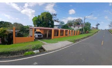 Se vende amplia casa tipo Chalet  en Los Trapichitos de La Chorrera