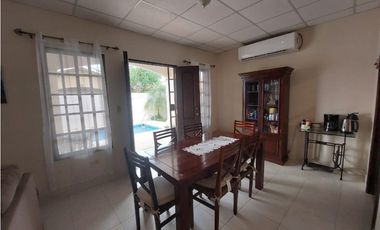 SE VENDE CASA EN PENONOMÉ CON PISCINA EN PASEO DEL RIO