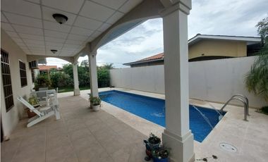 SE VENDE CASA EN PENONOMÉ CON PISCINA EN PASEO DEL RIO