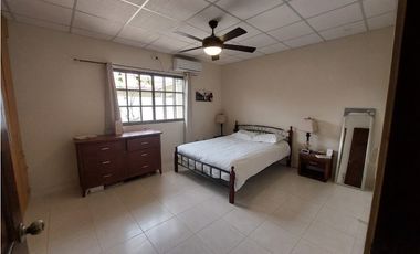 SE VENDE CASA EN PENONOMÉ CON PISCINA EN PASEO DEL RIO