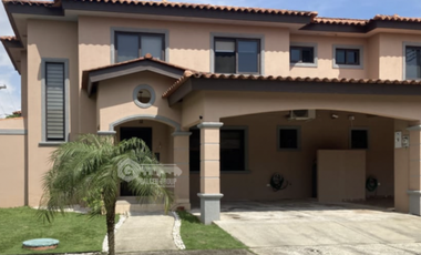SE VENDE CASA EN VERSALLES CON  3 HABITACIONES 331M 2 PARKING TERRAZA