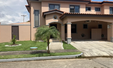 SE VENDE CASA EN VERSALLES CON  3 HABITACIONES 331M 2 PARKING TERRAZA