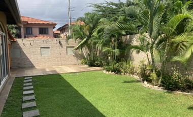 SE VENDE CASA EN VERSALLES CON  3 HABITACIONES 331M 2 PARKING TERRAZA