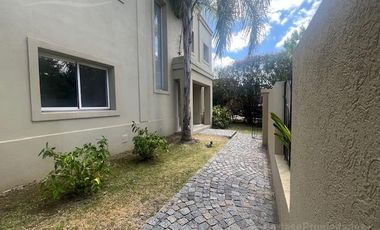 Casa en venta/ alquiler en Santa Catalina