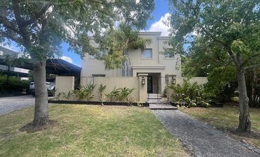 Casa en venta/ alquiler en Santa Catalina