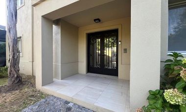 Casa en venta/ alquiler en Santa Catalina