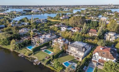 Casa en venta a la laguna en La Isla, Nordelta