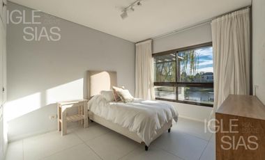 Casa en venta a la laguna en La Isla, Nordelta