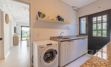 Casa en venta a la laguna en La Isla, Nordelta
