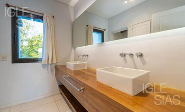 Casa en venta a la laguna en La Isla, Nordelta
