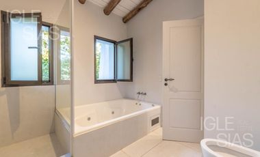 Casa en venta a la laguna en La Isla, Nordelta