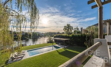 Casa en venta a la laguna en La Isla, Nordelta