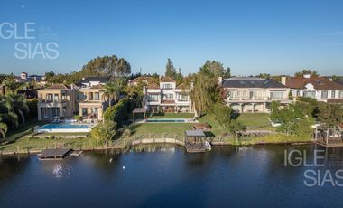 Casa en venta a la laguna en La Isla, Nordelta